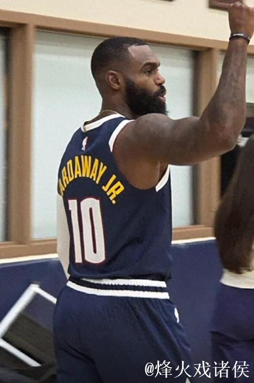 掘金换上哈达威，沃特森被换下直接返回更衣室