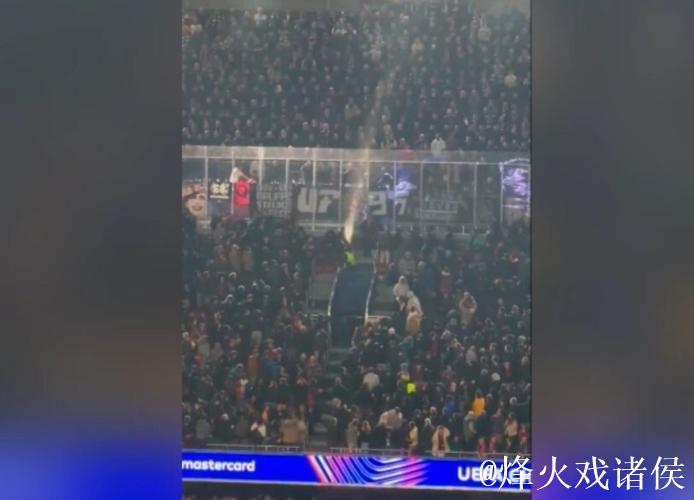 科贝记者：法兰克福球迷往巴萨球迷区投掷杂物甚